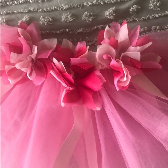 Adorable pink tutu with flowers (one size) - Picture 3 of 3